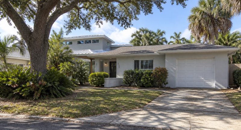 rhe-st-pete-coastal-addition-01-front-existing-home-context